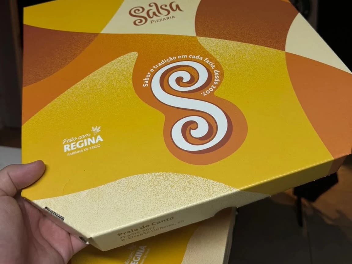 Caixa de pizza do Salsa Pizzaria: 'Sabor e tradição em cada fatia, desde 2007'