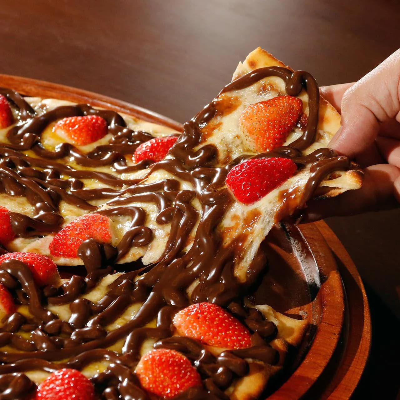 Pizza doce de chocolate com morangos