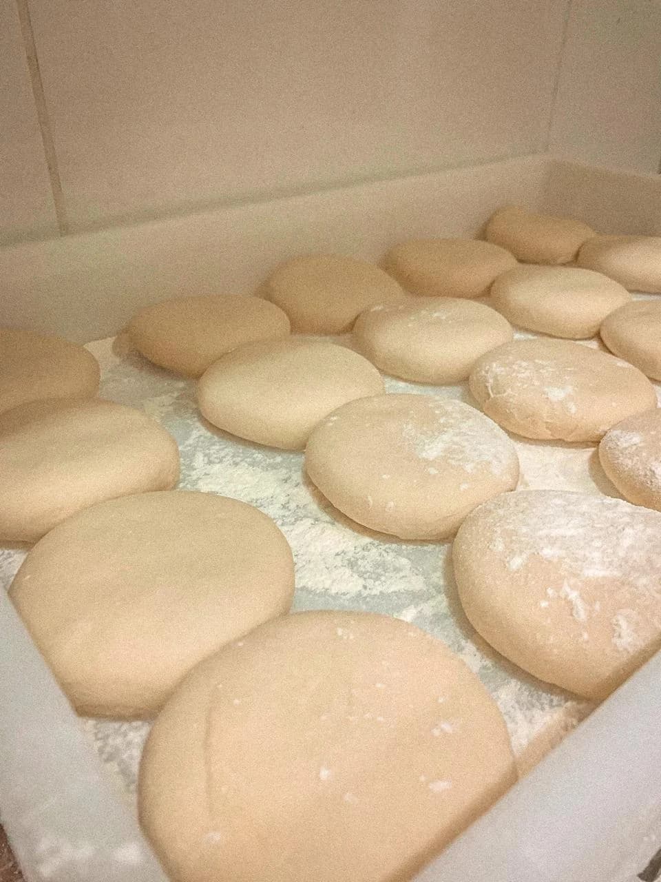 Massas descansando na cozinha