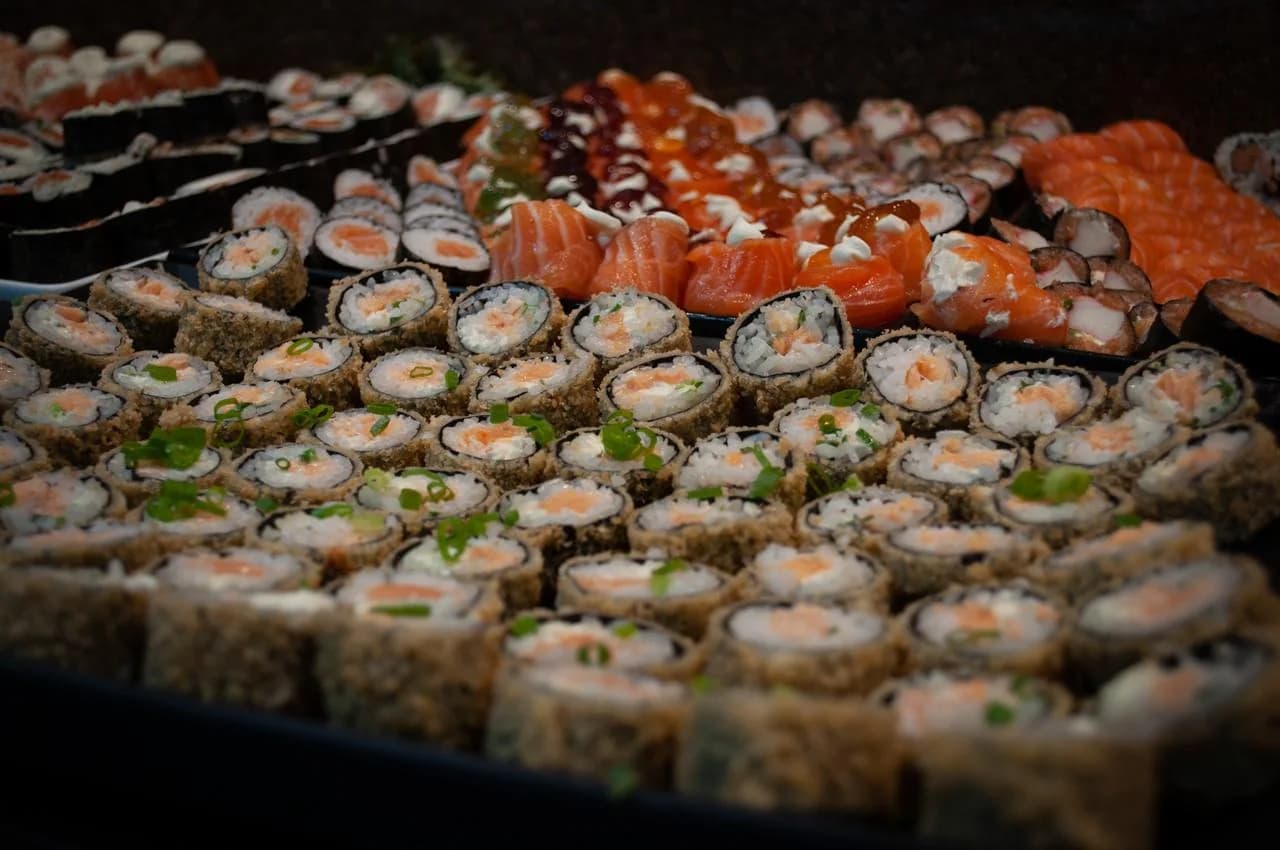 Bandeja do sushibar com hot rolls empanados, philadelphia, uramaki e sashimi de salmão